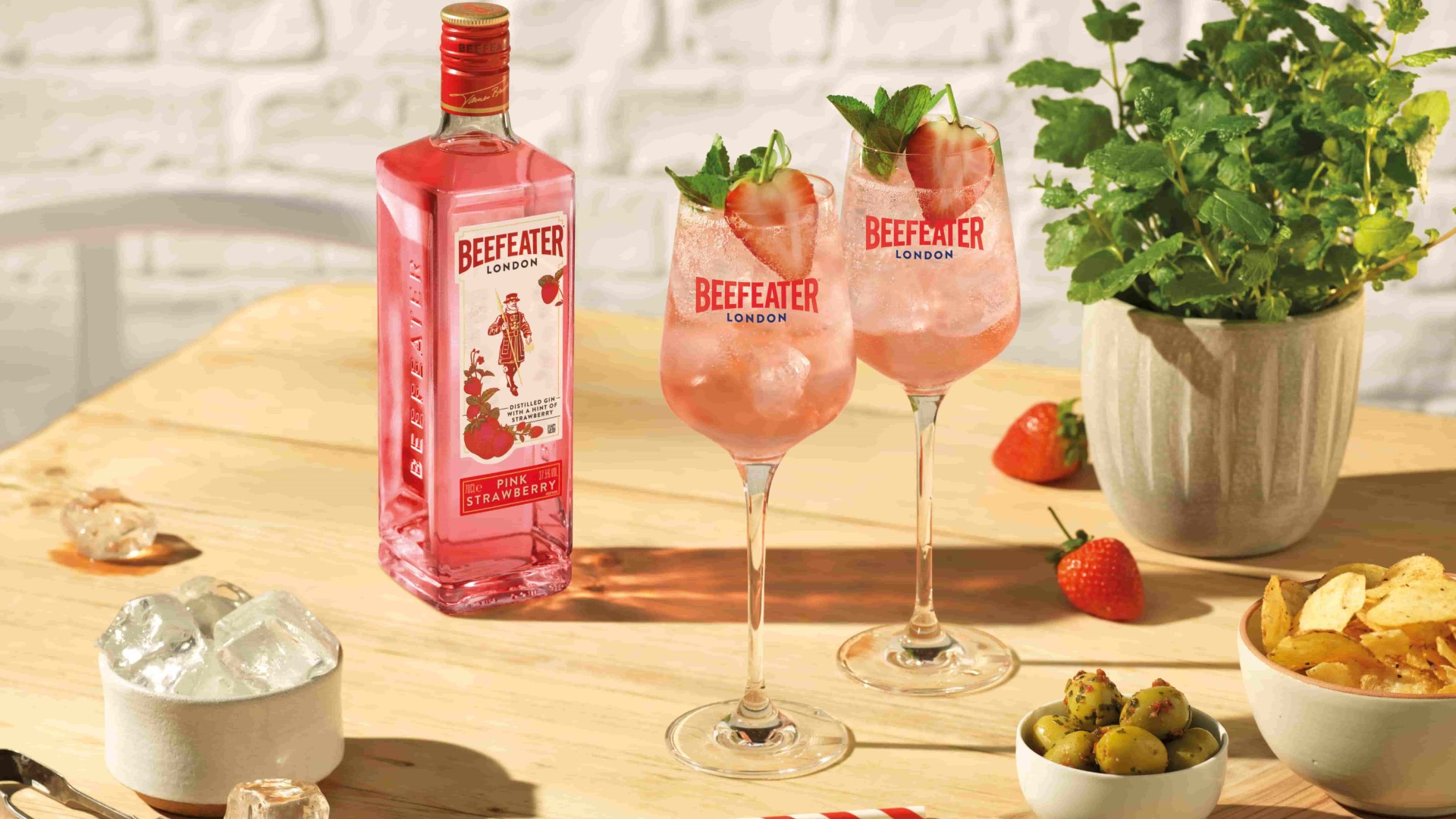beefeater pink strawberry gin spritz cocktail