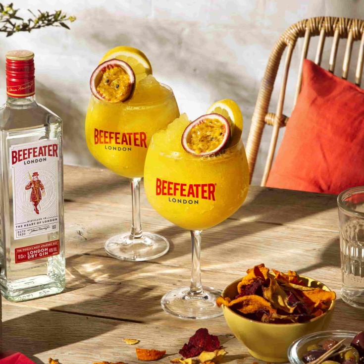 beeteater london dry gin bottle and summer lemonade ginita cocktail