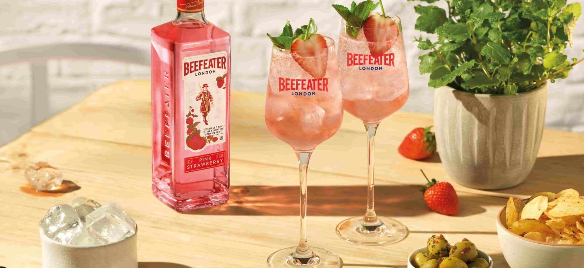 beefeater pink strawberry gin spritz cocktail 1 aspect ratio 1647 756