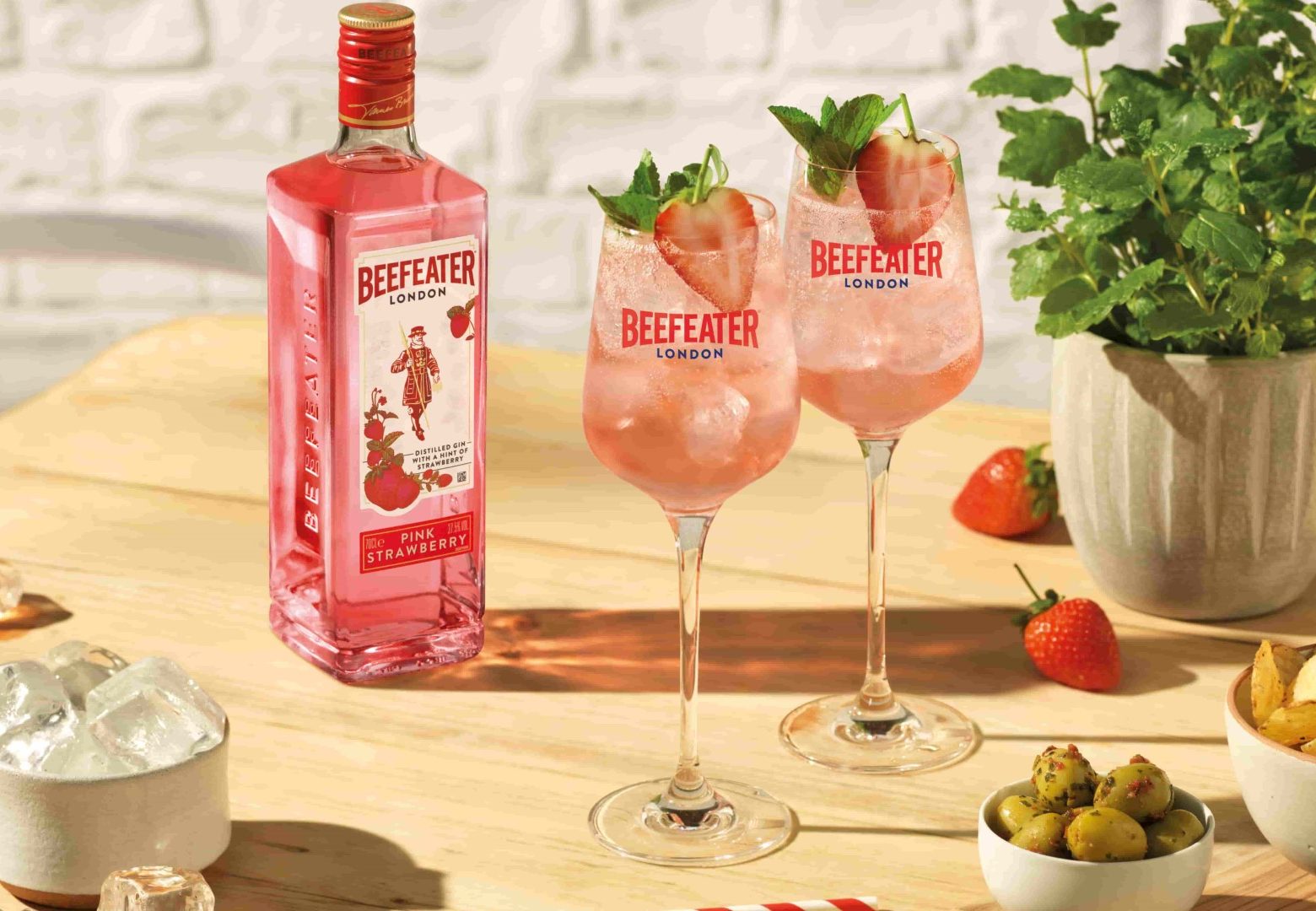 beefeater pink strawberry gin spritz cocktail 1 aspect ratio 260 180