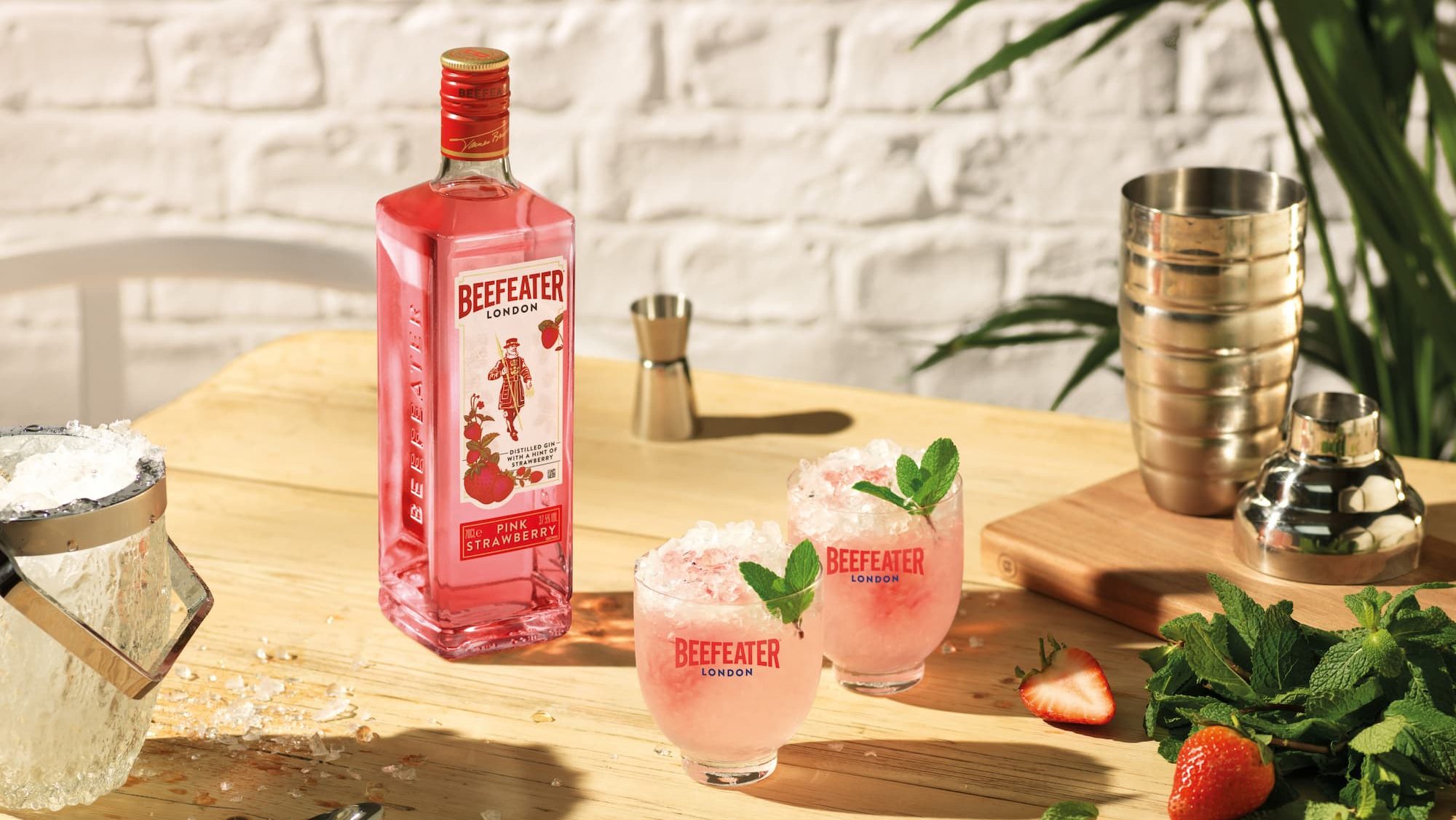 Pink Strawberry Bramble cocktail recipe - Beefeater Gin