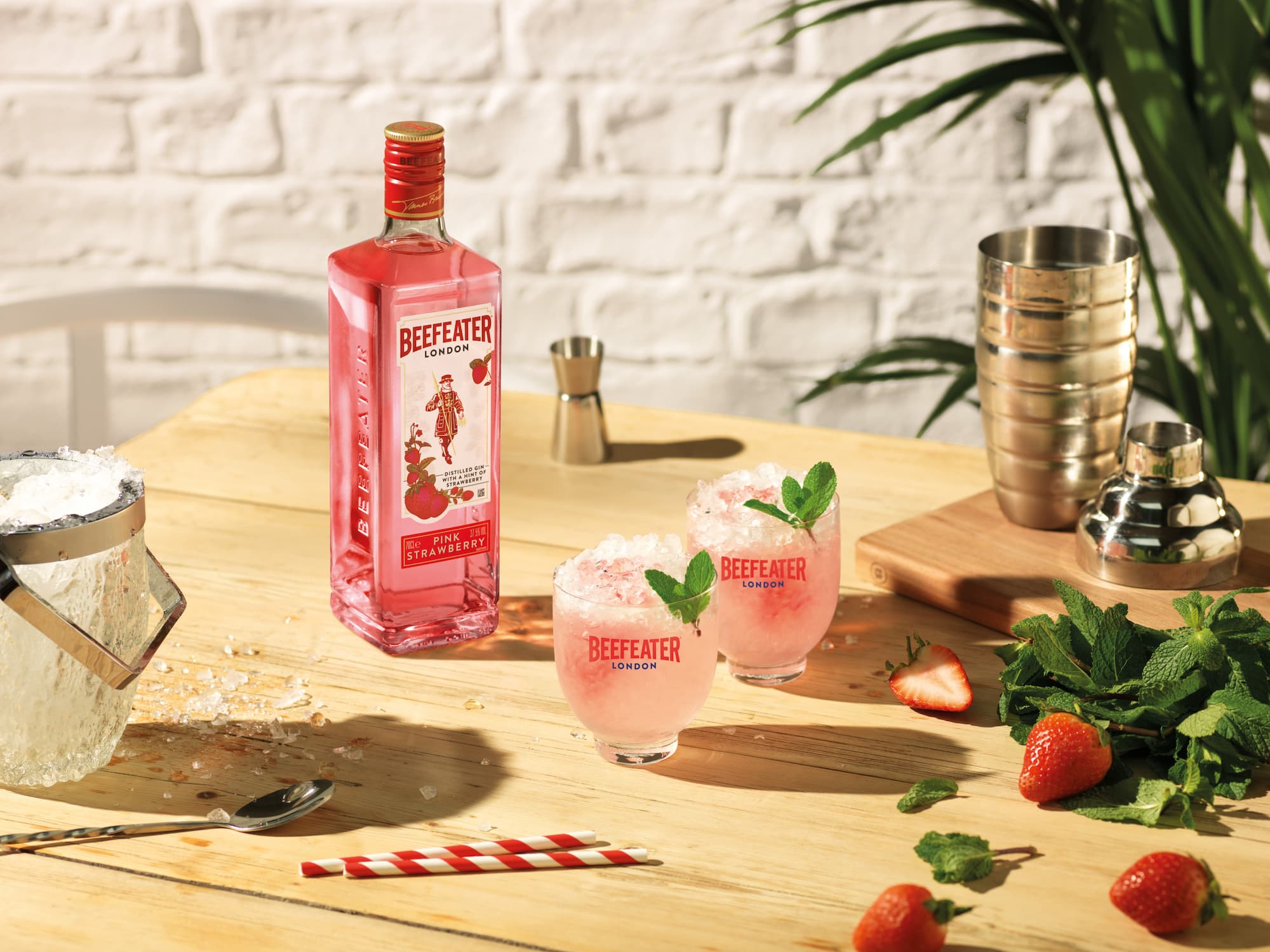 Pink Strawberry Bramble cocktail recipe - Beefeater Gin