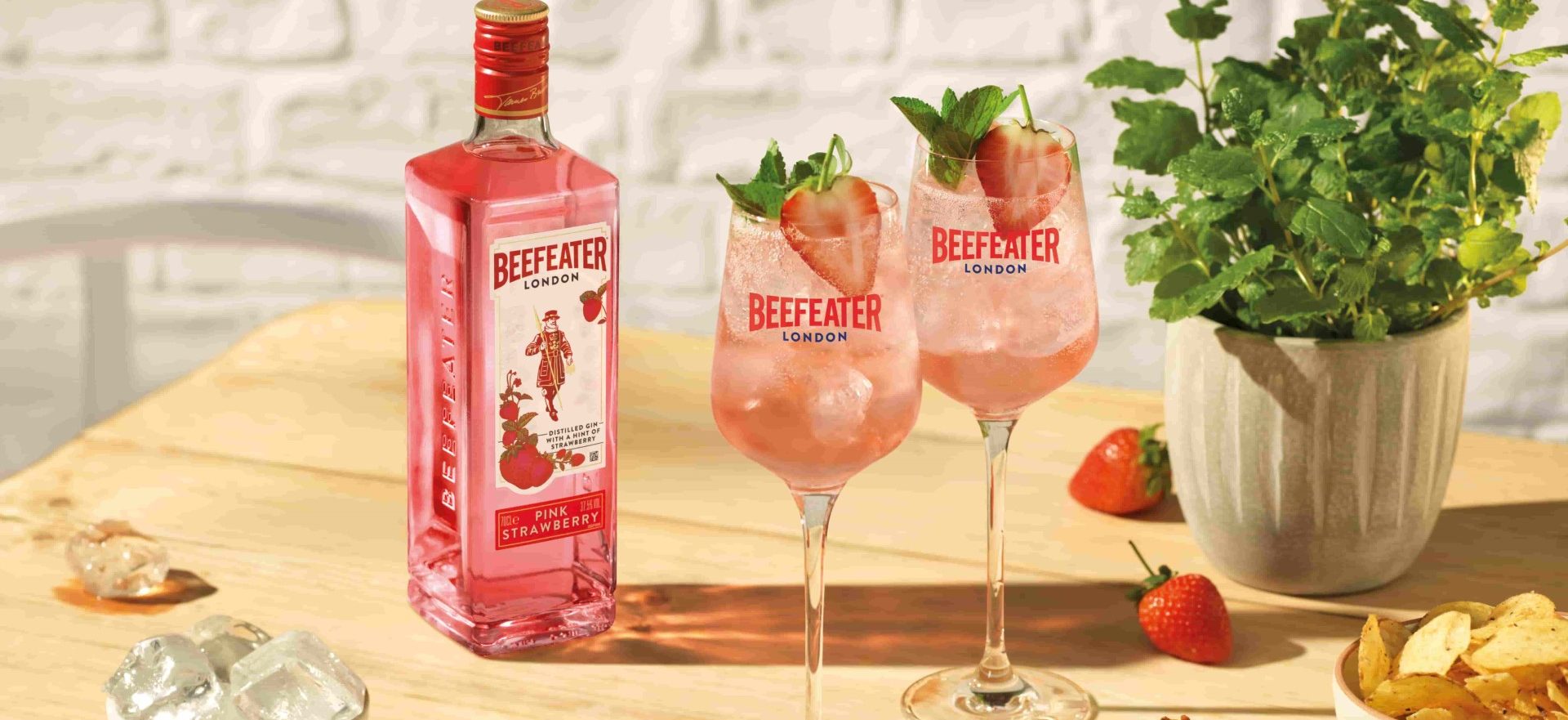 beefeater pink strawberry gin spritz cocktail 1 aspect ratio 1647 756