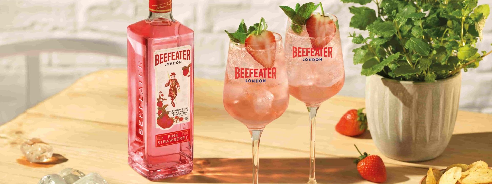 beefeater pink strawberry gin spritz cocktail 1 aspect ratio 16 6