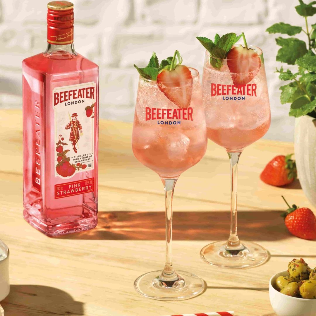 beefeater pink strawberry gin spritz cocktail 1 aspect ratio 600 600